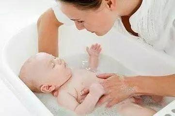 希奥育儿丨新生宝宝的洗澡方法与注意事项