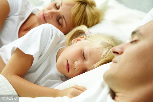 为什么有的孩子晚上总是翻来翻去或趴着睡？